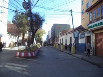 La calle Camacho está vacía.