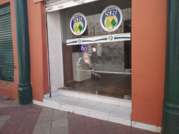 Trabajan, aunque a puerta cerrada o entreabierta.