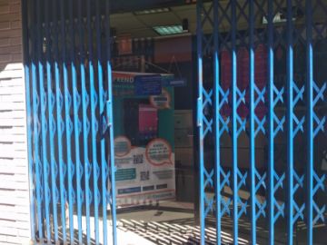 Trabajan, aunque a puerta cerrada o entreabierta.