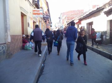 Personas caminan por la calle Bolívar.