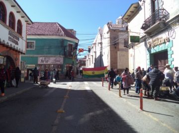 Una bandera boliviana bloquea la calle Bolívar esquina Bustillos.