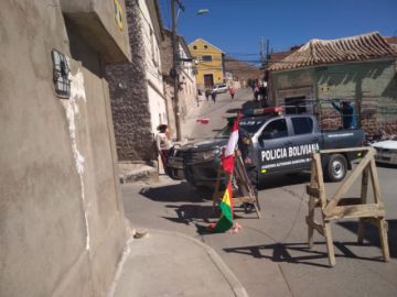 Bloqueadores dejan pasar a policías