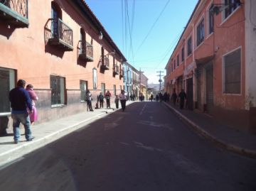 La calle Oruro tiene comercios cerrados.