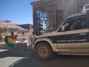 Bloqueadores dejan pasar a policías