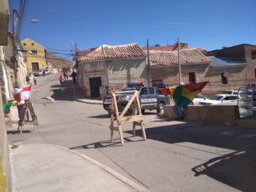 Bloqueadores dejan pasar a policías