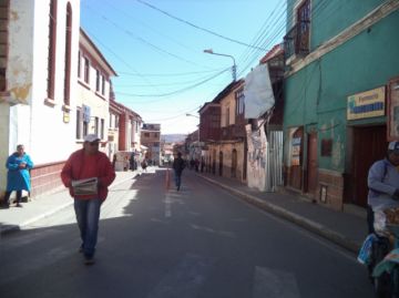 La calle Bustillos está sin tráfico de motorizados.