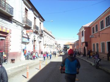 Decenas de personas caminan por la calle Bolívar.
