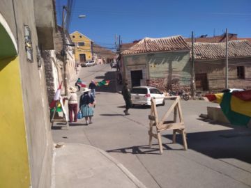 Bloqueadores dejan pasar a policías