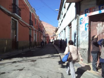 La calle Oruro tiene comercios cerrados.