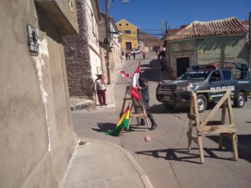 Bloqueadores dejan pasar a policías