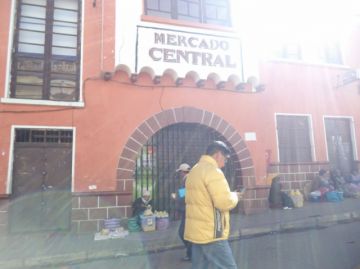La otra puerta del Mercado Central está cerrada.