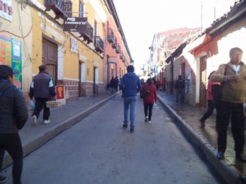 Personas caminan por la calle Bolívar.