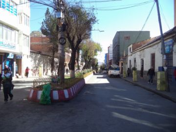 La calle Camacho está sin tráfico vehicular.