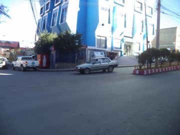 Vehículos particulares transitan por la calle Cochabamba.