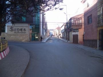 La calle Frías está vacía.