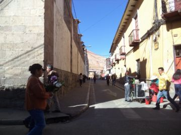 La calle Bustillos está sin tráfico de motorizados.