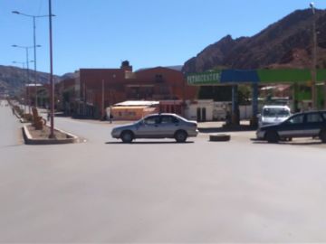 El bloqueo en la zona de la Terminal y Surtidor de la zona Sur. Fotos: Luis Sotomayor para El Potosí
