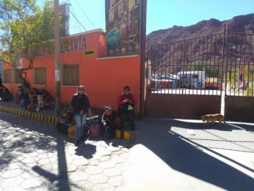 El bloqueo en la zona de la Terminal y Surtidor de la zona Sur. Fotos: Luis Sotomayor para El Potosí