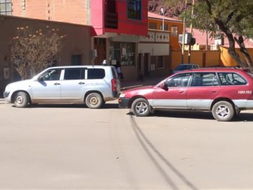 El bloqueo en la zona de la Terminal y Surtidor de la zona Sur. Fotos: Luis Sotomayor para El Potosí