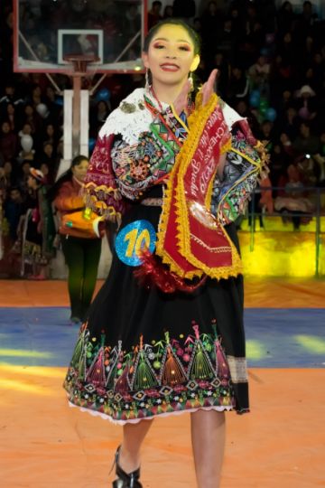Las candidatas en la pasarela.