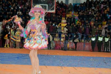 Las candidatas en la pasarela.