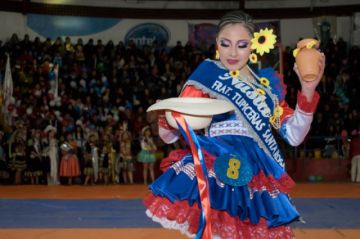 Las candidatas en la pasarela.