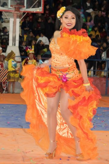 Las candidatas en la pasarela.