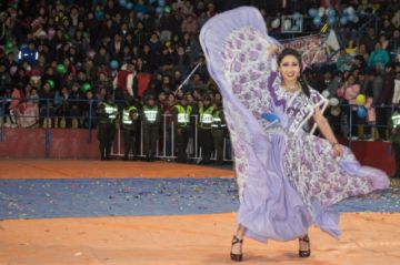 Las candidatas en la pasarela.