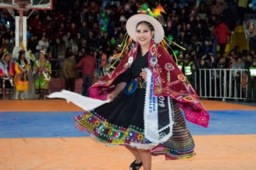 Las candidatas en la pasarela.