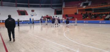 Juegan en el coliseo Ciudad de Potosí.