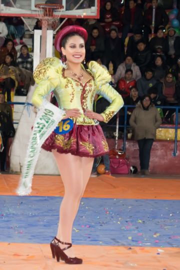 Las candidatas en la pasarela.