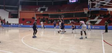 Juegan en el coliseo Ciudad de Potosí.