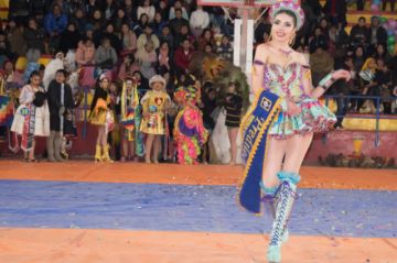Las candidatas en la pasarela.