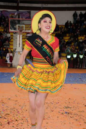 Las candidatas en la pasarela.