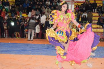 Las candidatas en la pasarela.
