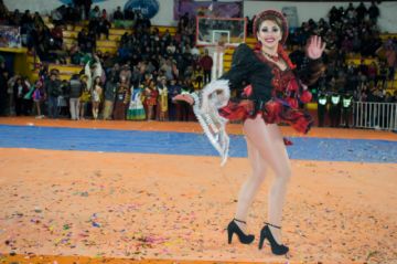 Las candidatas en la pasarela.