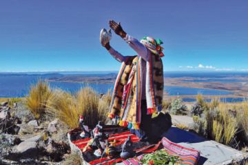 Yatiri que realizaba una ofrenda a la Pachamama cae a precipicio y muere