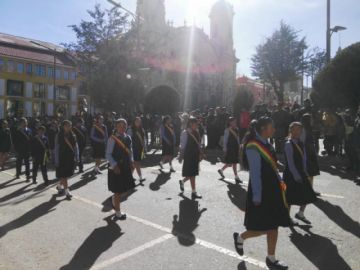 Las unidades educativas a su paso por el palco en la plaza 10 de Noviembre.