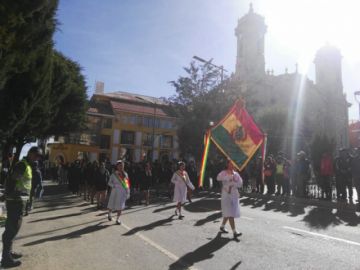 Las unidades educativas a su paso por el palco en la plaza 10 de Noviembre.