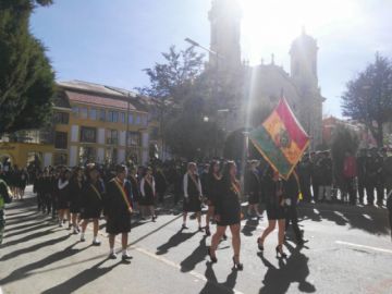 Las unidades educativas a su paso por el palco en la plaza 10 de Noviembre.