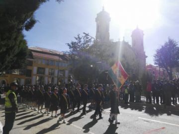 Las unidades educativas a su paso por el palco en la plaza 10 de Noviembre.