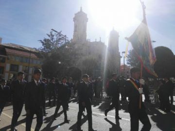 Las unidades educativas a su paso por el palco en la plaza 10 de Noviembre.