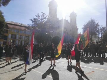 Las unidades educativas a su paso por el palco en la plaza 10 de Noviembre.