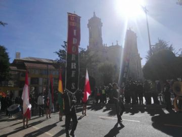 Las unidades educativas a su paso por el palco en la plaza 10 de Noviembre.