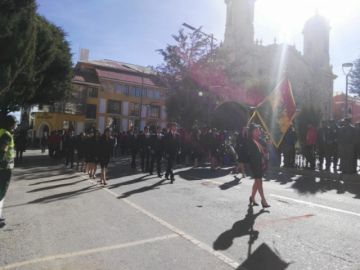 Las unidades educativas a su paso por el palco en la plaza 10 de Noviembre.