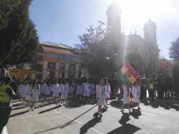 Las unidades educativas a su paso por el palco en la plaza 10 de Noviembre.