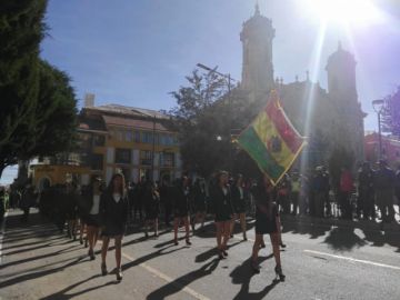 Las unidades educativas a su paso por el palco en la plaza 10 de Noviembre.