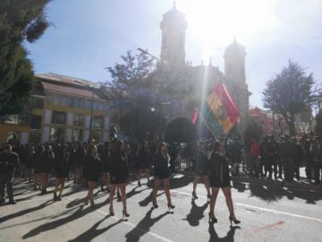 Las unidades educativas a su paso por el palco en la plaza 10 de Noviembre.