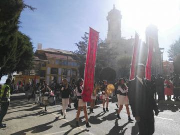 Las unidades educativas a su paso por el palco en la plaza 10 de Noviembre.