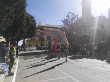 Las unidades educativas a su paso por el palco en la plaza 10 de Noviembre.